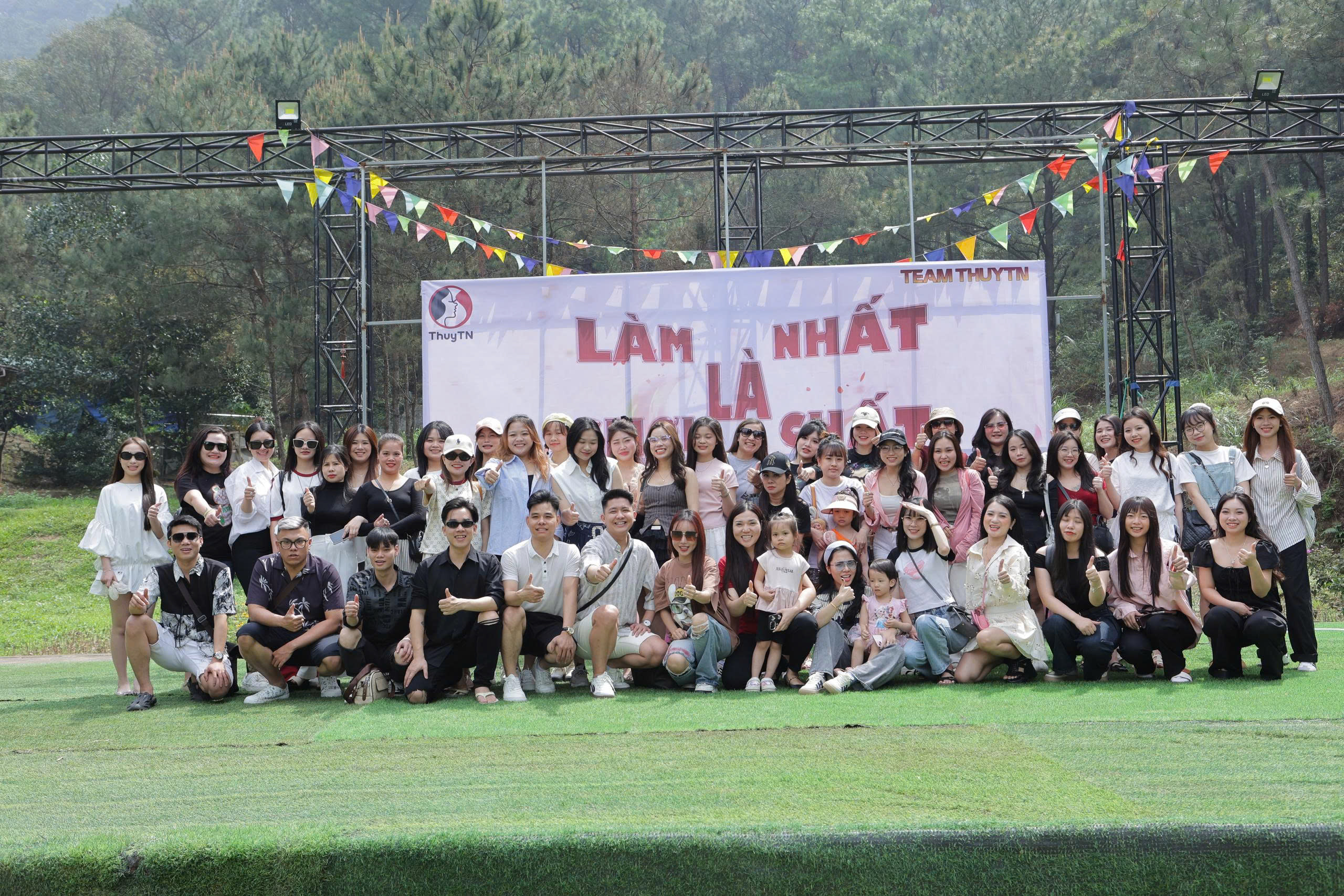 team buiding tại Thủy Nguyễn Beauty làm việc tận tâm vui chươi hết mình
